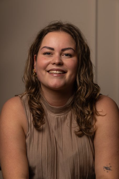 Professioneel portret jonge vrouw in studio van SamenFotografie