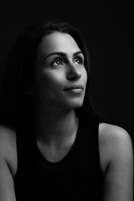 Artistiek zwart-wit portret van vrouw in studio Oosterbeek