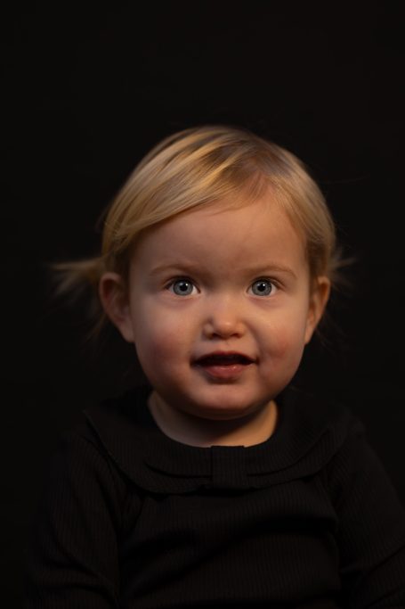 Samenfotografie, kinderportret, studio, portret, fotografie, zwarte achtergrond, Oosterbeek, zusje