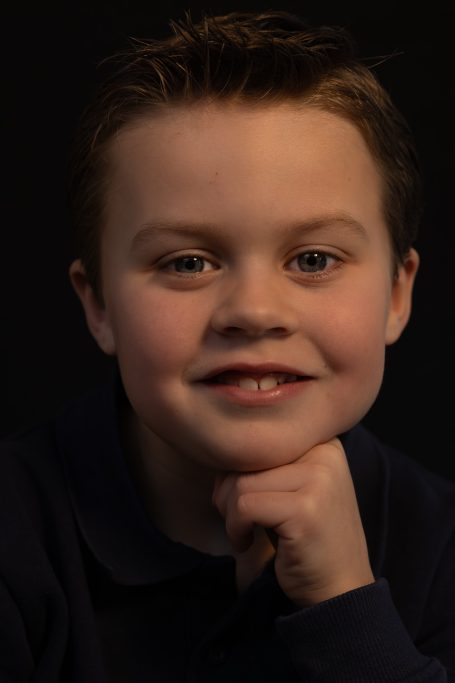 Samenfotografie, kinderportret, studio, portret, fotografie, zwarte achtergrond, Renkum, Doorwerth, broer